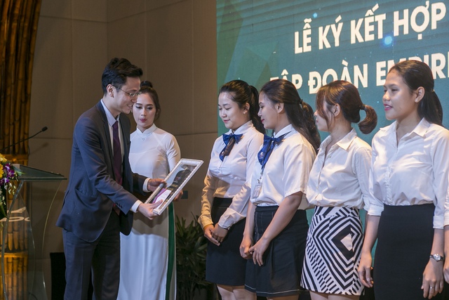 Cái “bắt tay” ngoạn mục đưa sinh viên vào... “trường đời” - Ảnh 2.