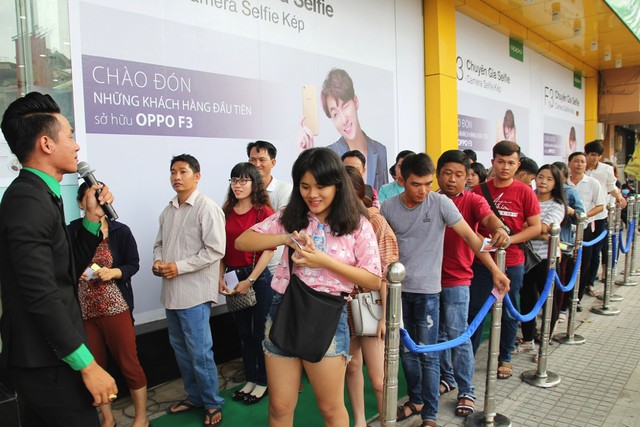 Kh&aacute;ch h&agrave;ng h&agrave;o hứng xếp h&agrave;ng mua OPPO F3 trong ng&agrave;y mở b&aacute;n đầu ti&ecirc;n tại Viễn Th&ocirc;ng A - Ảnh 1.