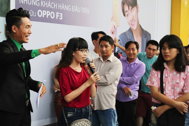 Kh&aacute;ch h&agrave;ng h&agrave;o hứng xếp h&agrave;ng mua OPPO F3 trong ng&agrave;y mở b&aacute;n đầu ti&ecirc;n tại Viễn Th&ocirc;ng A - Ảnh 3.