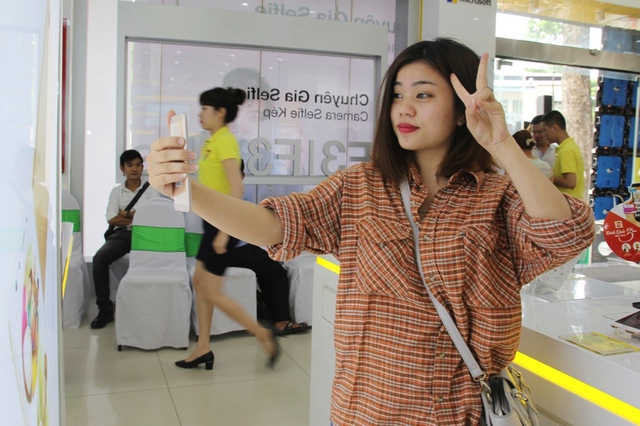 Kh&aacute;ch h&agrave;ng h&agrave;o hứng xếp h&agrave;ng mua OPPO F3 trong ng&agrave;y mở b&aacute;n đầu ti&ecirc;n tại Viễn Th&ocirc;ng A - Ảnh 4.