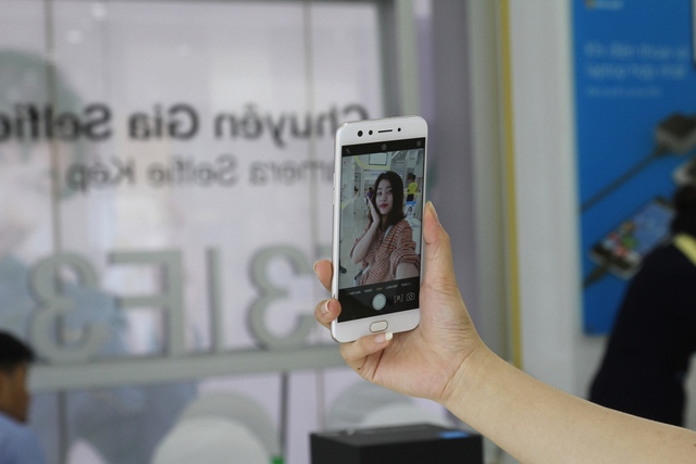 Kh&aacute;ch h&agrave;ng h&agrave;o hứng xếp h&agrave;ng mua OPPO F3 trong ng&agrave;y mở b&aacute;n đầu ti&ecirc;n tại Viễn Th&ocirc;ng A - Ảnh 5.