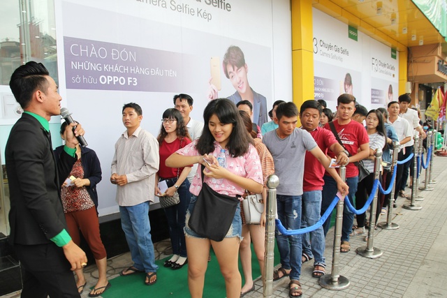 OPPO F3 &ldquo;đốn tim&rdquo; giới trẻ trong ng&agrave;y mở b&aacute;n đầu ti&ecirc;n - Ảnh 1.