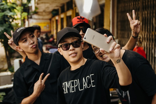Choáng với trình selfie sống ảo của Kai Đinh & Ê kíp MV Điều buồn nhất - Ảnh 1.