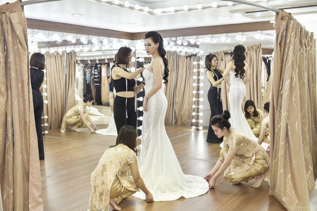 MC Minh Hà lộ ảnh thử váy cưới đẹp như nàng tiên cá - Ảnh 3.