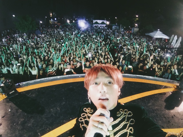 Giới trẻ h&agrave;o hứng ho&agrave; nhịp c&ugrave;ng ng&agrave;y hội selfie k&eacute;p với OPPO F3 - Ảnh 1.