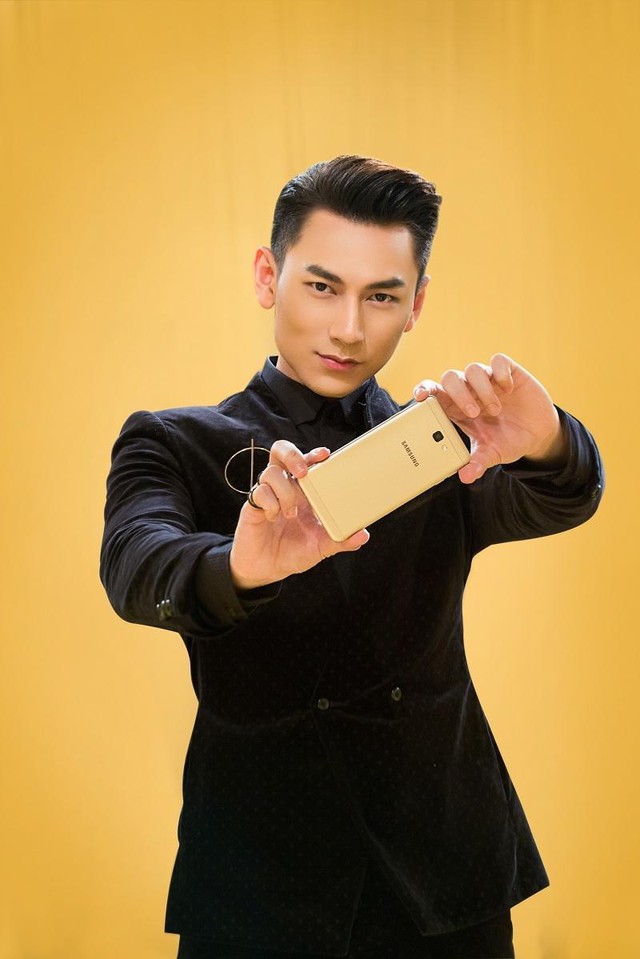 Một soái ca là chưa đủ, Samsung vừa nhân 2 sức mạnh của smartphone bán chạy nhất Việt Nam - Ảnh 2.