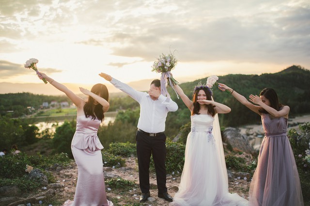 M&atilde;n nh&atilde;n với chiếc v&aacute;y cưới tinh tế tại đ&aacute;m cưới mỏm đ&aacute; Mặt Trời - Ảnh 5.