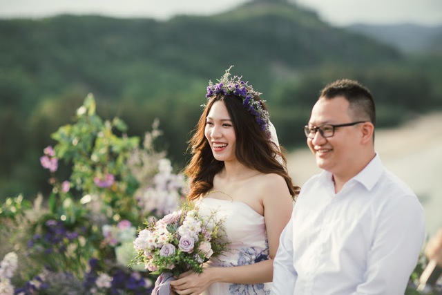 M&atilde;n nh&atilde;n với chiếc v&aacute;y cưới tinh tế tại đ&aacute;m cưới mỏm đ&aacute; Mặt Trời - Ảnh 8.