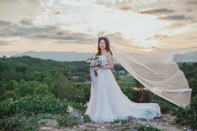 M&atilde;n nh&atilde;n với chiếc v&aacute;y cưới tinh tế tại đ&aacute;m cưới mỏm đ&aacute; Mặt Trời - Ảnh 10.