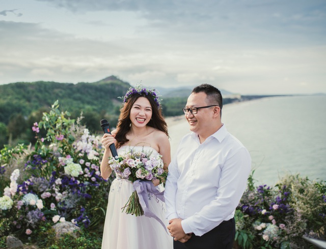 Độc đ&aacute;o lễ cưới đẹp như mơ tr&ecirc;n mỏm đ&aacute; b&ecirc;n bờ biển Hải Ho&agrave; - Ảnh 7.