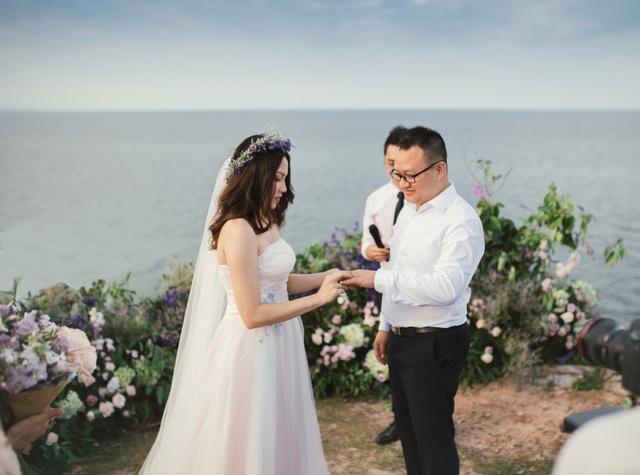 Độc đáo lễ cưới đẹp như mơ trên mỏm đá bên bờ biển Hải Hoà - Ảnh 8.