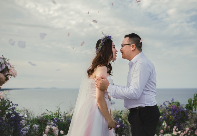 Độc đáo lễ cưới đẹp như mơ trên mỏm đá bên bờ biển Hải Hoà - Ảnh 9.