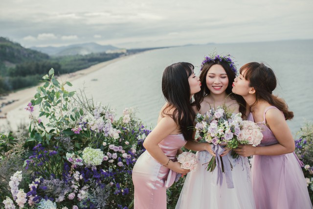 Độc đ&aacute;o lễ cưới đẹp như mơ tr&ecirc;n mỏm đ&aacute; b&ecirc;n bờ biển Hải Ho&agrave; - Ảnh 11.