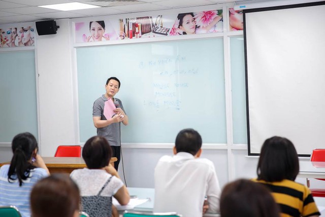 Thầy giáo đẹp trai Kenny Nguyễn luyện nói tiếng Anh chuẩn cho sinh viên - Ảnh 2.