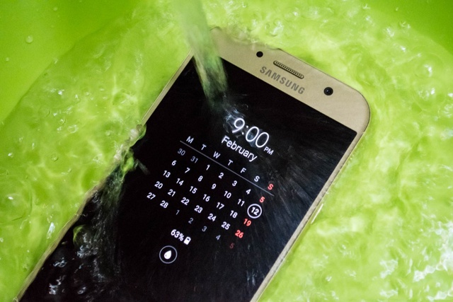 Nhìn Galaxy A qua từng năm, để thấy Samsung đang dẫn đầu trong thiết kế smartphone cận cao cấp - Ảnh 2.