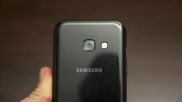 Nhìn Galaxy A qua từng năm, để thấy Samsung đang dẫn đầu trong thiết kế smartphone cận cao cấp - Ảnh 6.