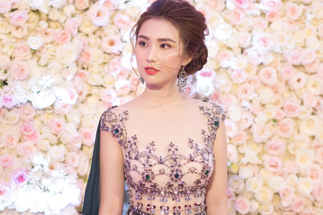 Noo Phước Thịnh &ldquo;bấn loạn&rdquo; với d&agrave;n kh&aacute;ch mời nữ xinh đẹp của Shynh Center - Ảnh 4.