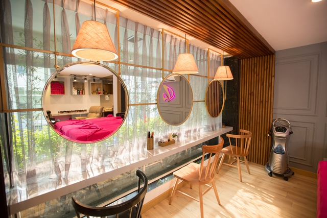 Noo Phước Thịnh &ldquo;bấn loạn&rdquo; với d&agrave;n kh&aacute;ch mời nữ xinh đẹp của Shynh Center - Ảnh 5.