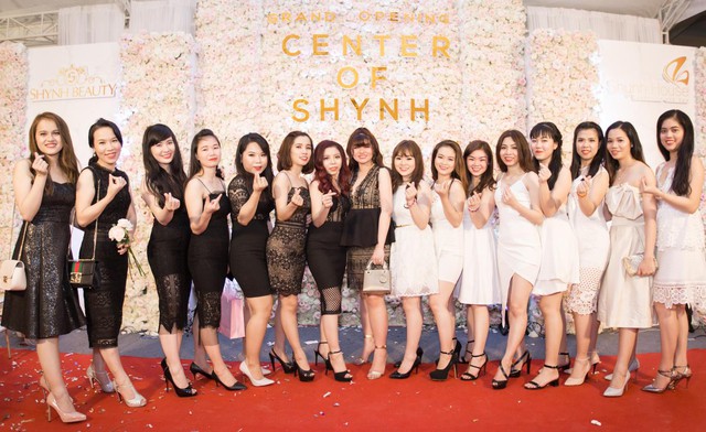 Noo Phước Thịnh &ldquo;bấn loạn&rdquo; với d&agrave;n kh&aacute;ch mời nữ xinh đẹp của Shynh Center - Ảnh 6.