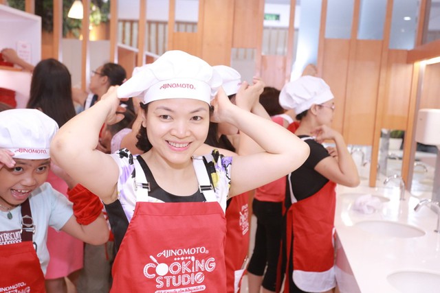 Hào hứng học nấu ăn miễn phí trong căn bếp cực “sang chảnh” - Ảnh 4.
