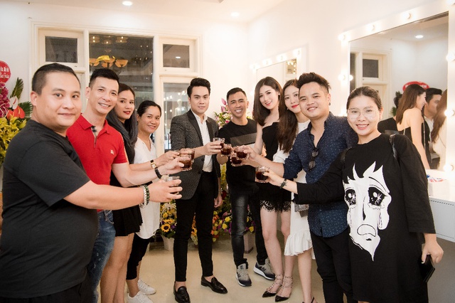 &Aacute; hậu T&uacute; Anh, Chi Pu rạng rỡ tại lễ khai trương đầy ấn tượng của Mạnh Bi Wedding - Ảnh 13.