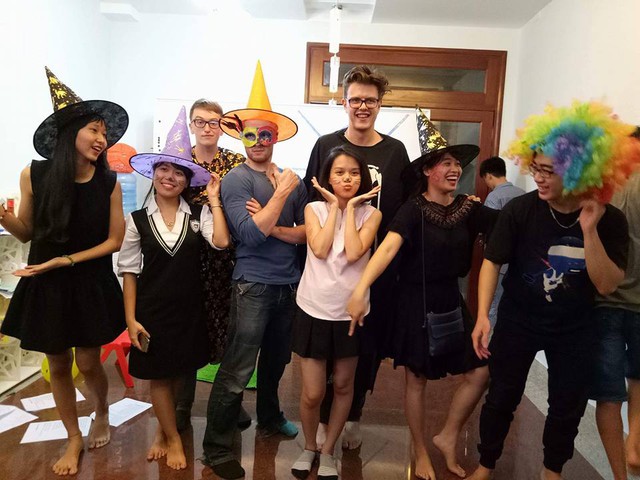 Bứt ph&aacute; với tiếng Anh giao tiếp tại Joy English - Ảnh 2.