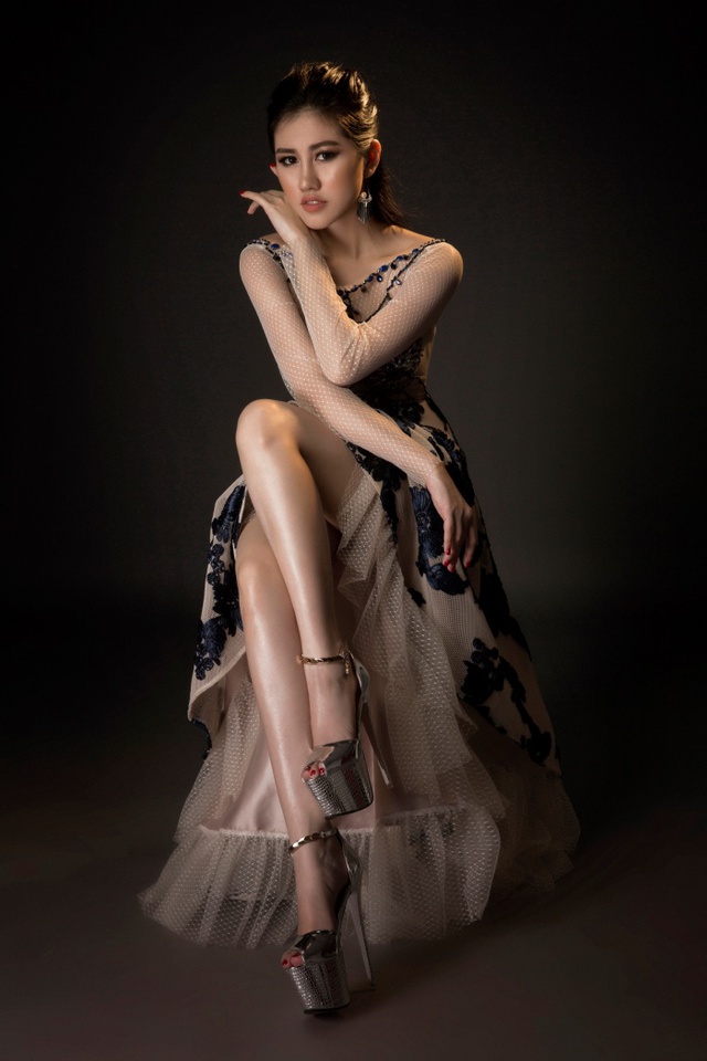 Người đẹp Emily Hồng Nhung đầy ma mị trong trang phục dạ hội mang phong cách châu Âu - Ảnh 2.