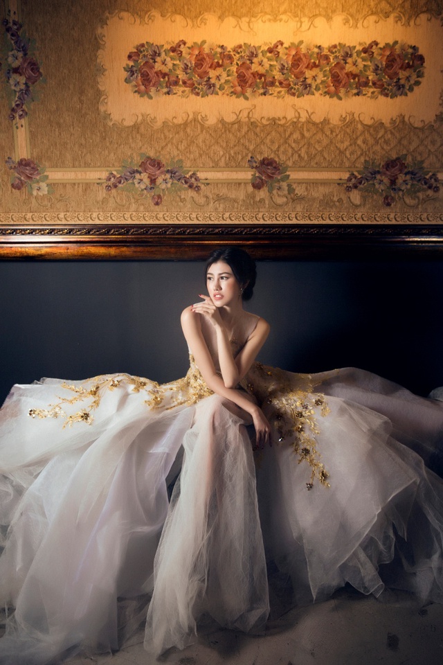 Người đẹp Emily Hồng Nhung đầy ma mị trong trang phục dạ hội mang phong cách châu Âu - Ảnh 12.