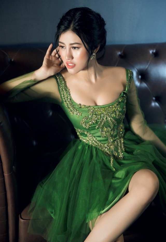Người đẹp Emily Hồng Nhung đầy ma mị trong trang phục dạ hội mang phong cách châu Âu - Ảnh 15.