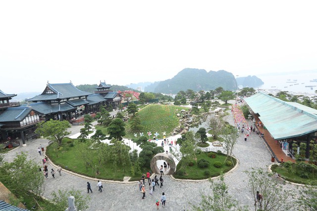 Check in siêu lãng mạn với ngọn đồi chong chóng tại Sun World Halong Complex - Ảnh 2.