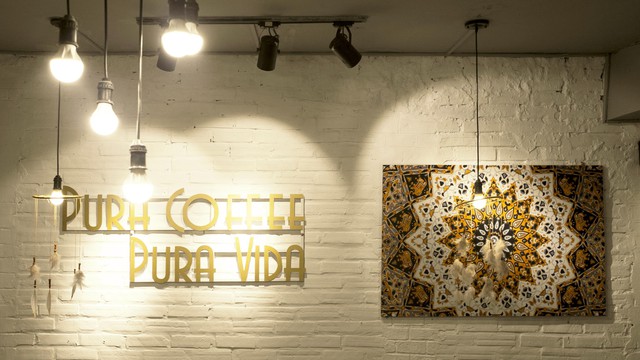 Pura Coffee &ndash; Qu&aacute;n c&agrave; ph&ecirc; mang phong c&aacute;ch Bohemian l&atilde;ng mạn - Ảnh 1.