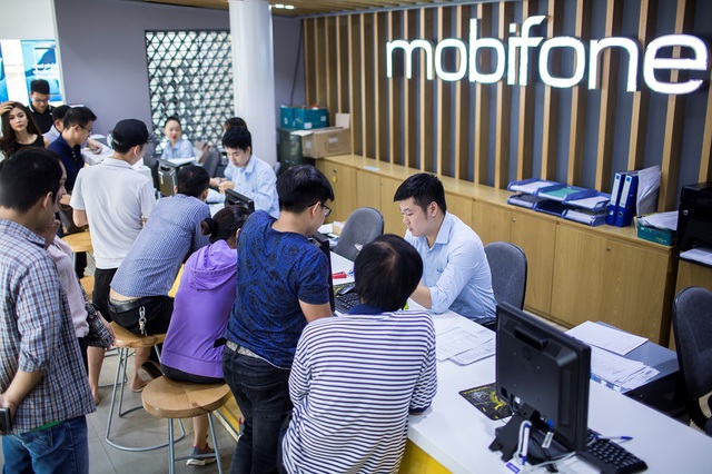 Giới trẻ đổ xô đi mua điện thoại Samsung J7 giảm giá hơn 60% tại cửa hàng MobiFone - Ảnh 1.