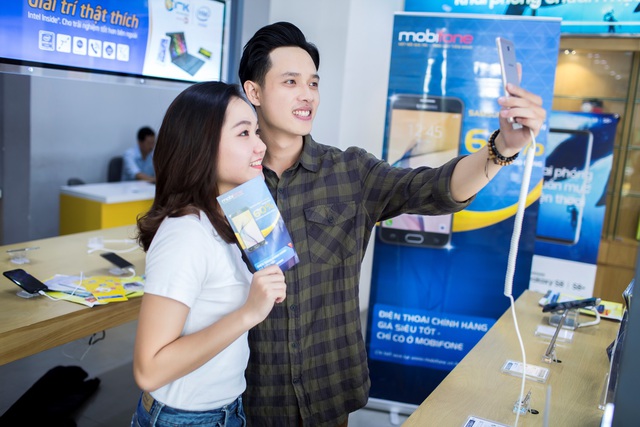 Giới trẻ đổ xô đi mua điện thoại Samsung J7 giảm giá hơn 60% tại cửa hàng MobiFone - Ảnh 2.