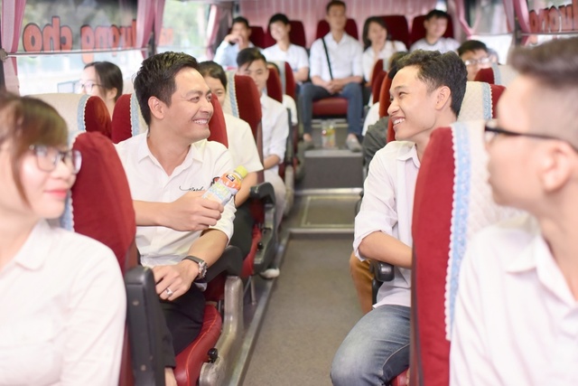 MC Phan Anh bất ngờ xuất hiện trên xe buýt tiếp năng lượng, thêm sức bền mùa thi của Nutriboost - Ảnh 3.