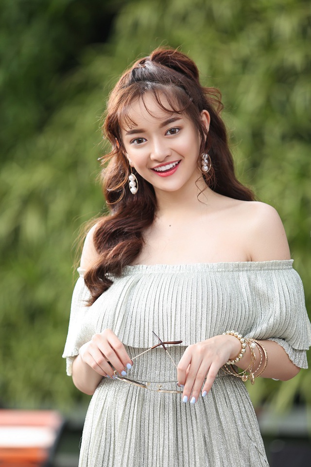 Thoát khỏi hình ảnh “chưa mười tám”, Kaity Nguyễn biến hóa đa dạng với 6 phong cách trang điểm mới - Ảnh 2.