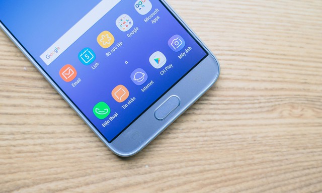 Cận cảnh Galaxy J 2017, điểm nhấn nằm ở m&agrave;u sắc v&agrave; camera được n&acirc;ng cấp chưa từng c&oacute; - Ảnh 5.