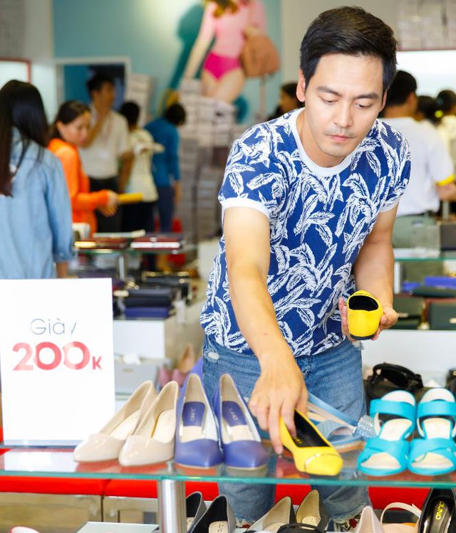 H&agrave;ng loạt sao Việt k&eacute;o nhau mua gi&agrave;y gi&aacute; 200.000 đồng - Ảnh 10.