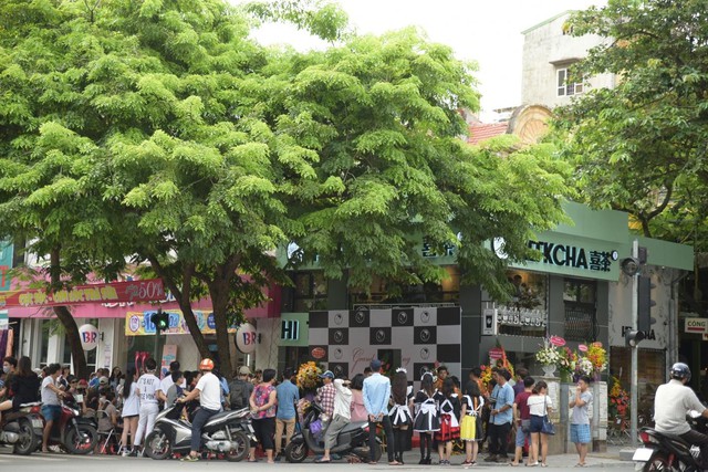 Giới trẻ H&agrave; th&agrave;nh xếp h&agrave;ng d&agrave;i chờ đ&oacute;n cơn lốc tr&agrave; sữa HEFKCHA - Ảnh 1.