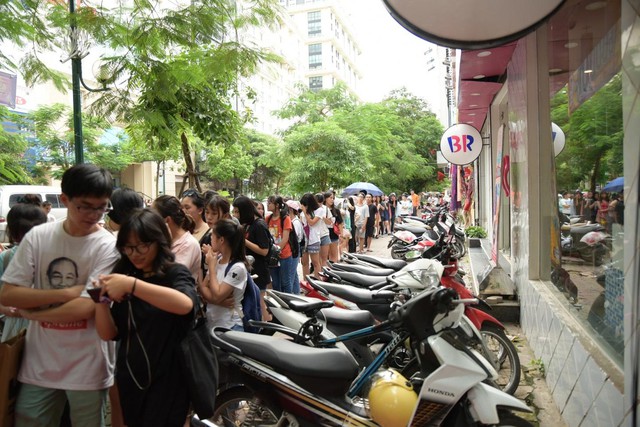 Giới trẻ H&agrave; th&agrave;nh xếp h&agrave;ng d&agrave;i chờ đ&oacute;n cơn lốc tr&agrave; sữa HEFKCHA - Ảnh 5.