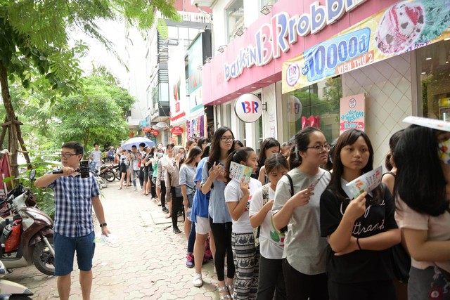 Giới trẻ H&agrave; th&agrave;nh xếp h&agrave;ng d&agrave;i chờ đ&oacute;n cơn lốc tr&agrave; sữa HEFKCHA - Ảnh 6.