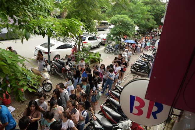 Giới trẻ H&agrave; th&agrave;nh xếp h&agrave;ng d&agrave;i chờ đ&oacute;n cơn lốc tr&agrave; sữa HEFKCHA - Ảnh 7.
