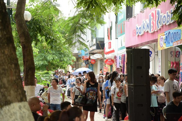Giới trẻ H&agrave; th&agrave;nh xếp h&agrave;ng d&agrave;i chờ đ&oacute;n cơn lốc tr&agrave; sữa HEFKCHA - Ảnh 8.