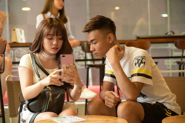 Giới trẻ H&agrave; th&agrave;nh xếp h&agrave;ng d&agrave;i chờ đ&oacute;n cơn lốc tr&agrave; sữa HEFKCHA - Ảnh 9.