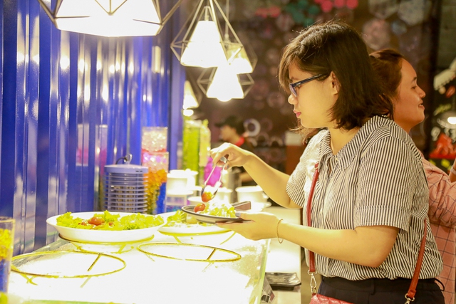 Khám phá buffet lẩu nướng kiểu Hàn Quốc trong nhà xưởng container cực chất tại Sài Gòn - Ảnh 7.