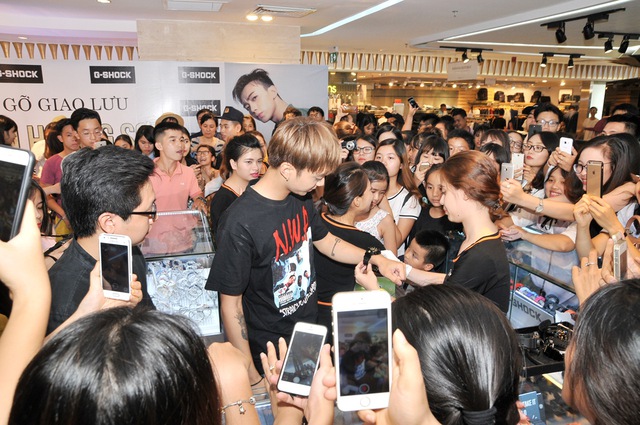 Soobin Hoàng Sơn náo loạn cùng G-SHOCK tại shop CASIO Tràng Ti&ecirc;̀n Plaza - Ảnh 2.