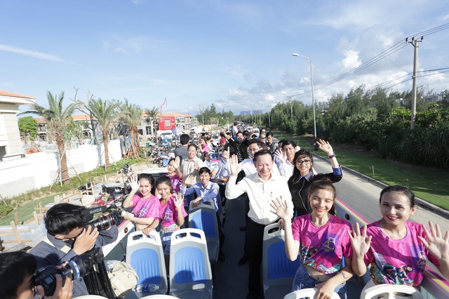 Khám phá tuyến xe bus 2 tầng phục vụ du lịch đầu tiên tại Đà Nẵng - Ảnh 1.