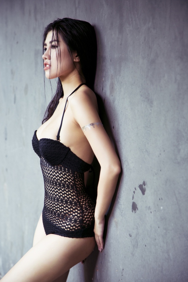Emily Hồng Nhung khoe thân hình nóng bỏng với bikini tại quốc đảo sư tử - Ảnh 2.