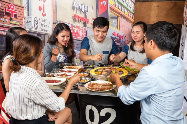 C&ugrave;ng Ch&iacute; Thiện kh&aacute;m ph&aacute; qu&aacute;n K-Pub đậm chất H&agrave;n Quốc ngay tại l&ograve;ng S&agrave;i G&ograve;n - Ảnh 7.