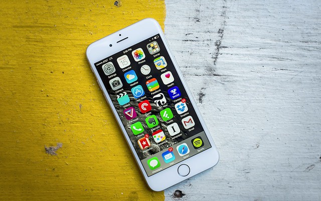 Giới trẻ ồ ạt đi mua iPhone 6 - 32GB ch&iacute;nh h&atilde;ng giảm gi&aacute; - Ảnh 3.