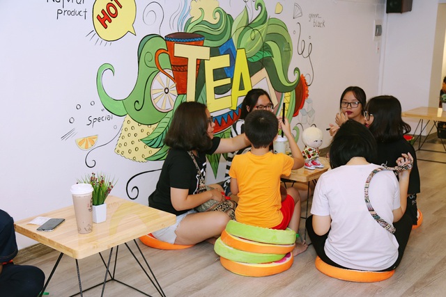 Đội mưa xếp h&agrave;ng d&agrave;i để được thưởng thức loại tr&agrave; sữa mới toanh tại H&agrave; Nội - Ảnh 5.